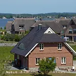 - 100 M Zum Yachthafen Gager