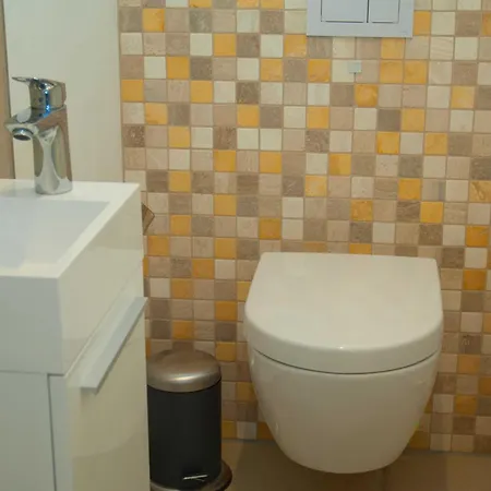 - 100 M Zum Yachthafen *