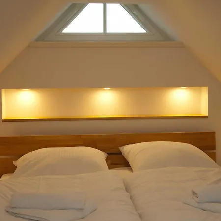 - 100 M Zum Yachthafen *