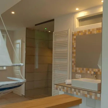 - 100 M Zum Yachthafen * Gager