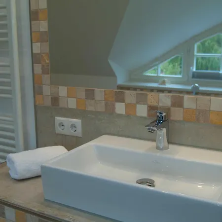 - 100 M Zum Yachthafen Gager