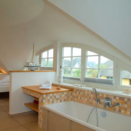 - 100 M Zum Yachthafen *