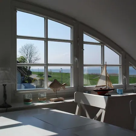 - 100 M Zum Yachthafen