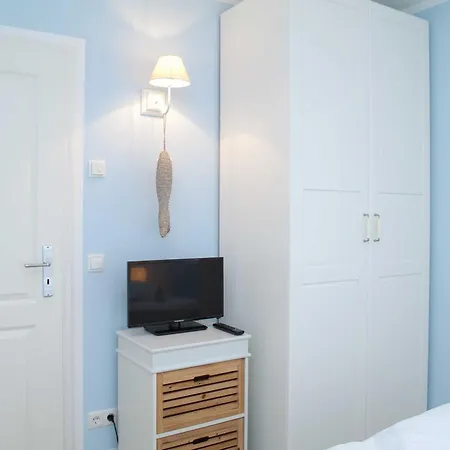 - 100 M Zum Yachthafen *