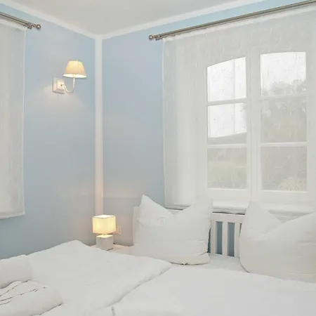 - 100 M Zum Yachthafen *