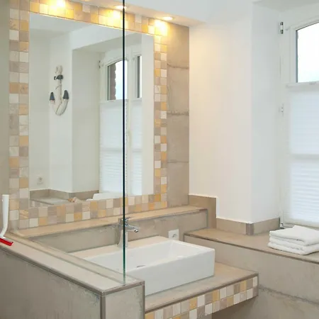 - 100 M Zum Yachthafen *