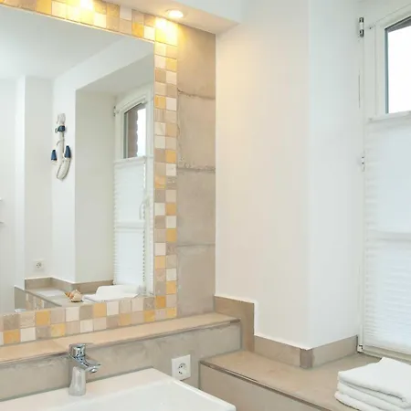 - 100 M Zum Yachthafen *