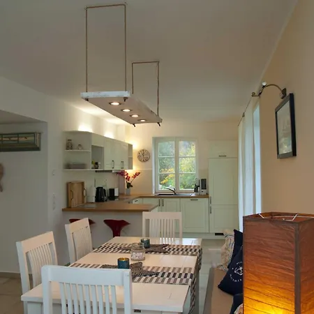 - 100 M Zum Yachthafen Gager